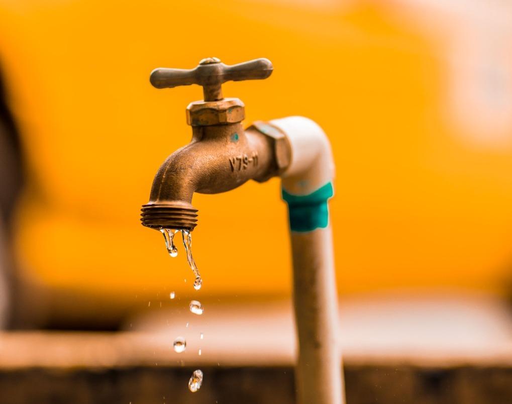 Calor aumenta consumo de água: veja como economizar até 90 litros em um único banho