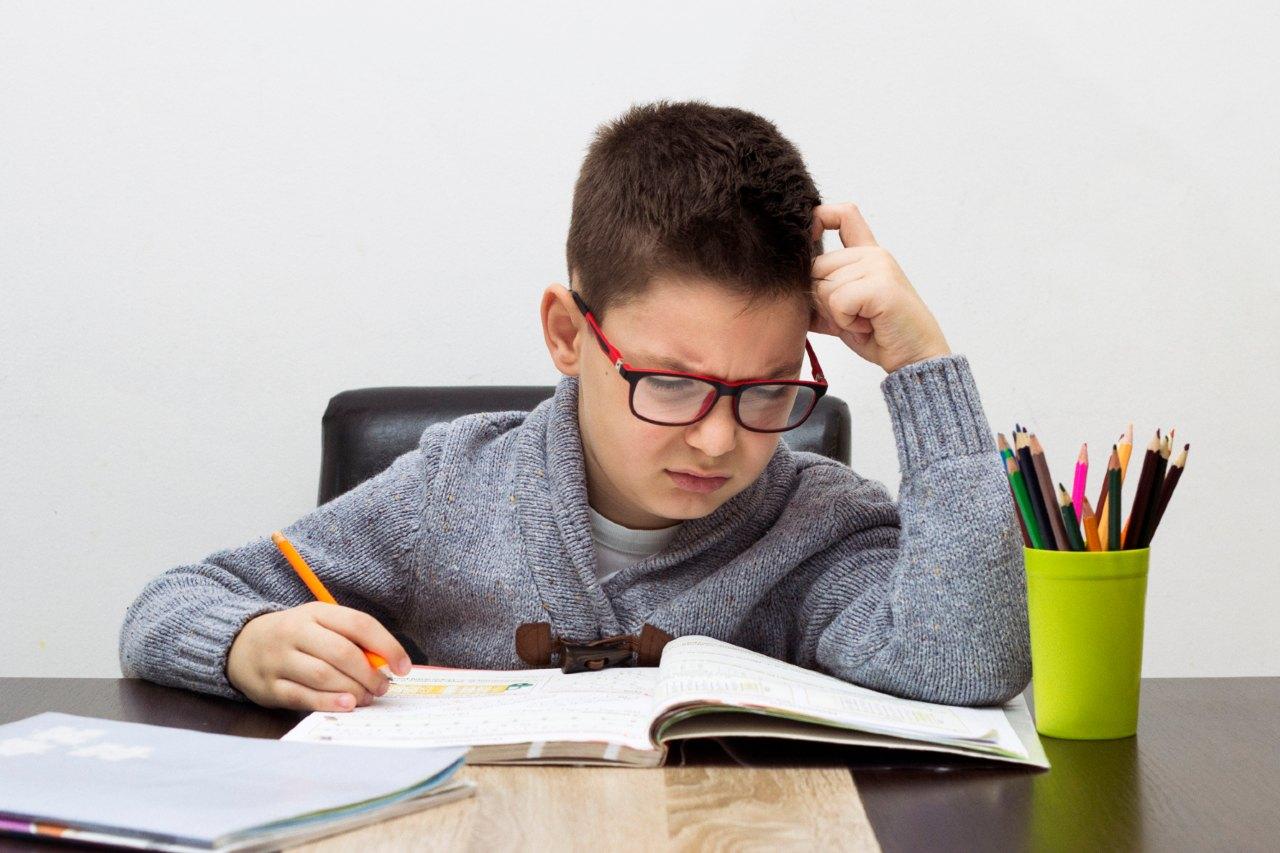 Dislexia infantil: conheça os sinais que pais e professores devem observar