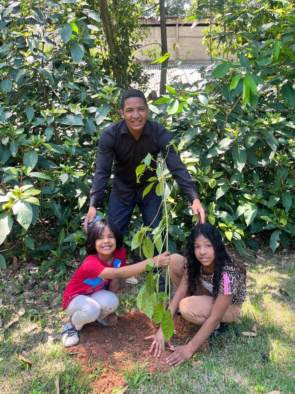 Famílias conhecem transformação da sucata de aço na Simec Cariacica