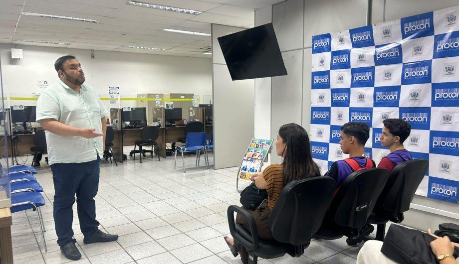 Jovens do CIEE conhecem rotina do Procon de Cachoeiro e aprendem sobre direitos do consumidor