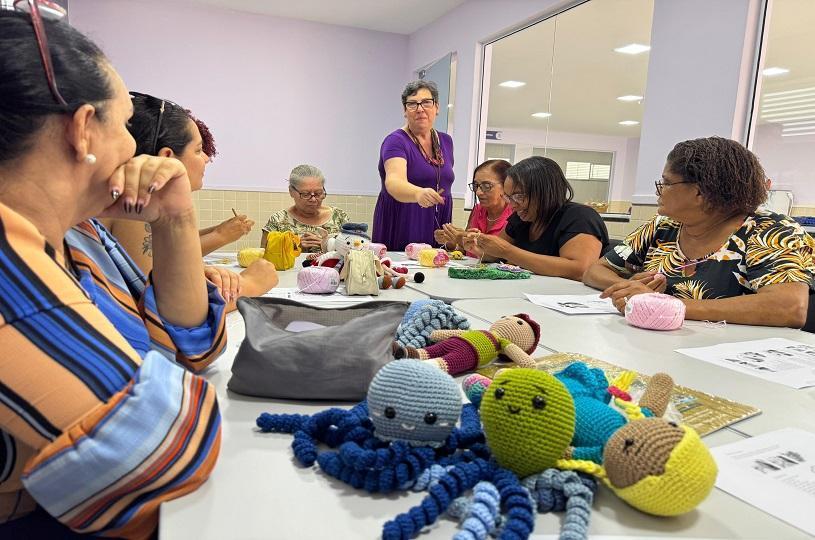 Serra abre oficina de amigurumi para mulheres com foco em renda e empreendedorismo