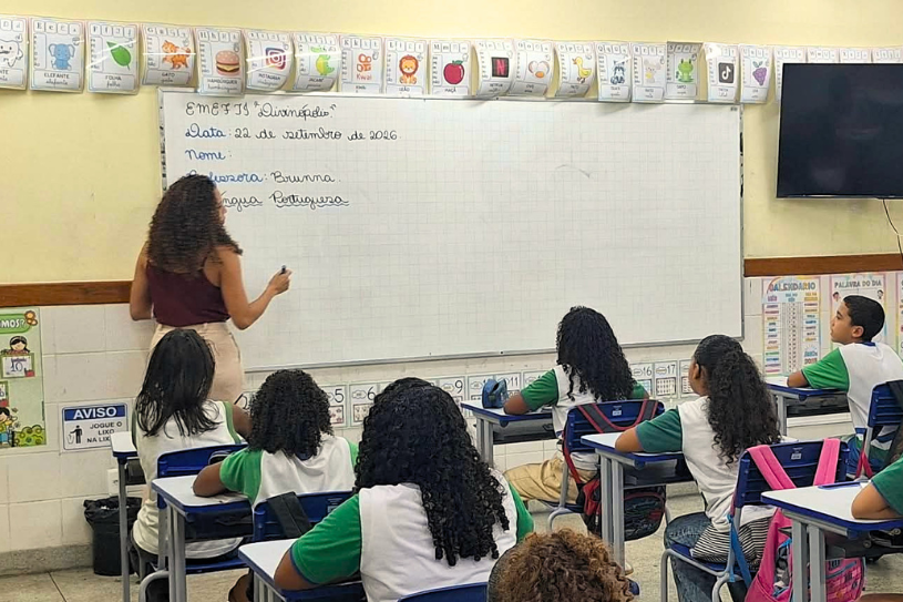 Serra convoca 2.370 professores e anuncia salário inicial de R$ 3,2 mil para o magistério