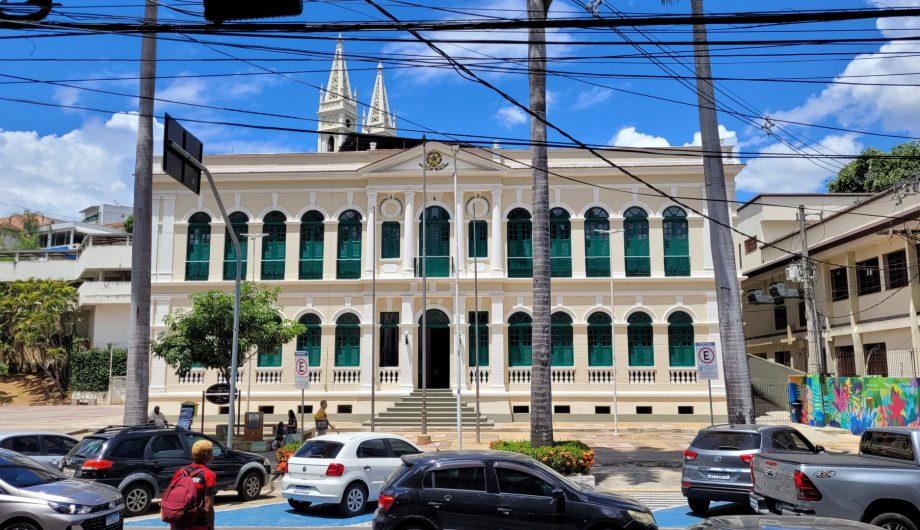 Tem um livro parado na estante? Biblioteca de Cachoeiro promove troca gratuita de obras