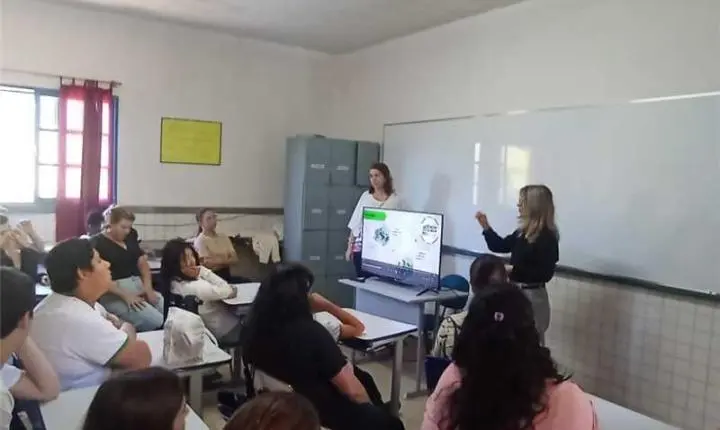 Alfredo Chaves leva ciência, robótica e tecnologia para escolas com bolsas para estudantes