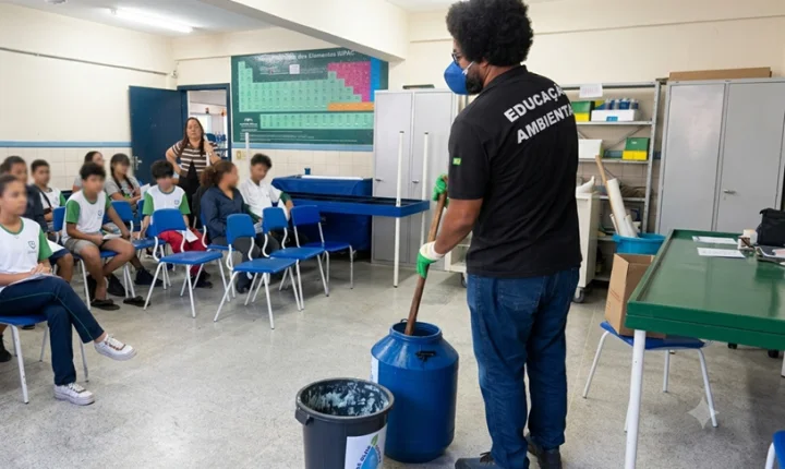 Alunos da Serra aprendem a transformar óleo de cozinha usado em sabão ecológico