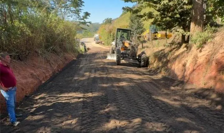 Após espera de três meses, Prefeitura inicia aplicação de Revsol na estrada de Jacutinga