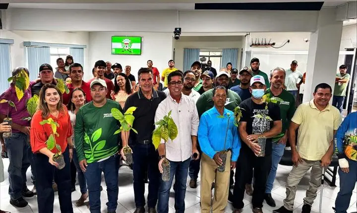 Arranjos Produtivos entrega mais de 6 mil mudas de cacau para produtores de Alto Rio Novo