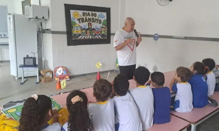 Cachoeiro distribui 3 mil materiais educativos em semana de conscientização no trânsito