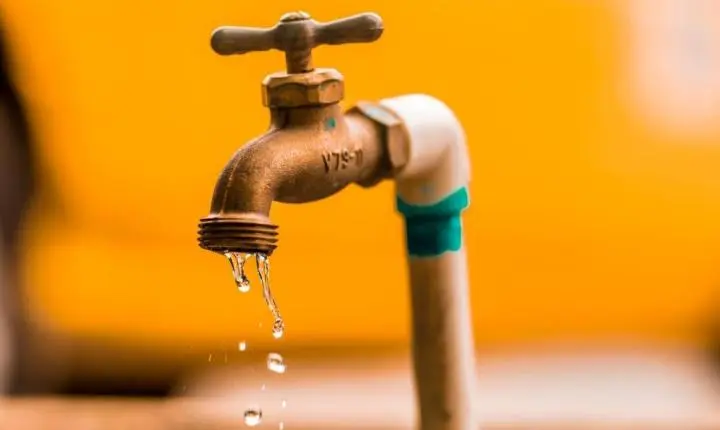 Calor aumenta consumo de água: veja como economizar até 90 litros em um único banho