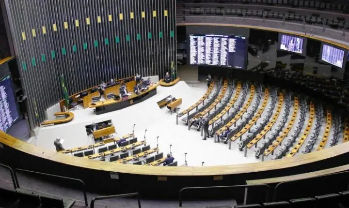 Câmara pode votar sistema de combate ao feminicídio e regras para conter preço de combustíveis