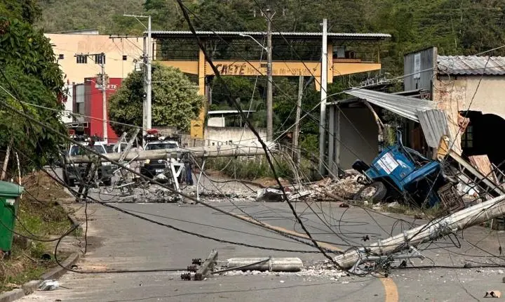 Caminhão perde controle, derruba postes e bloqueia estrada em Vargem Alta