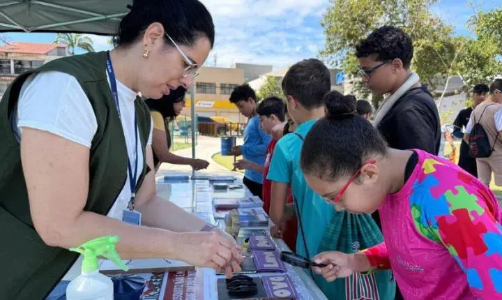 Campanha “Verão sem Dengue” leva orientações à população na Praia da Costa
