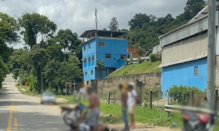 Carro e moto colidem em acesso usado como atalho em Vargem Alta