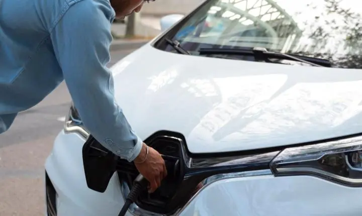 Carros elétricos levam novos desafios à gestão de condomínios no ES