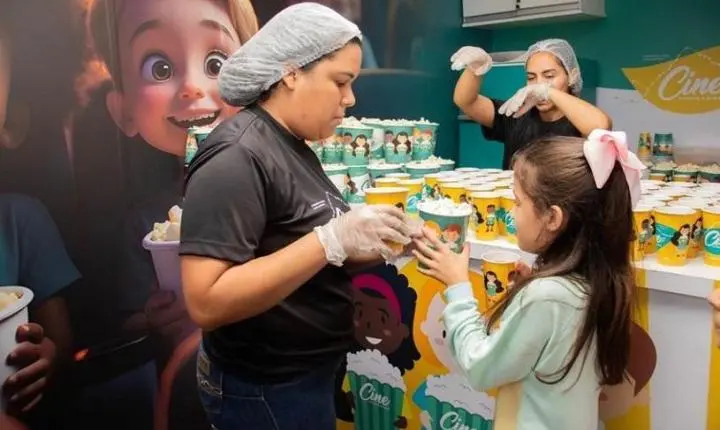 Cinema de graça, pipoca e refrigerante: carreta-cinema chega à Serra com sessões para toda a família