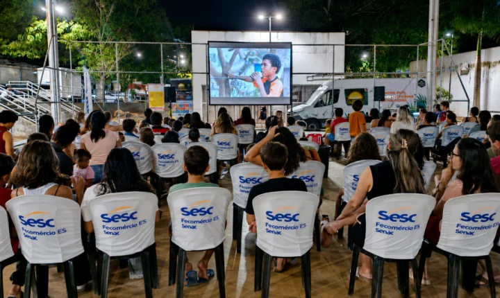 Cinema movido a energia solar leva cultura e sustentabilidade para famílias em Cachoeiro