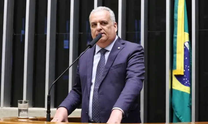Comissão aprova autorização para pessoa com deficiência visual usar óculos biópticos para obter CNH