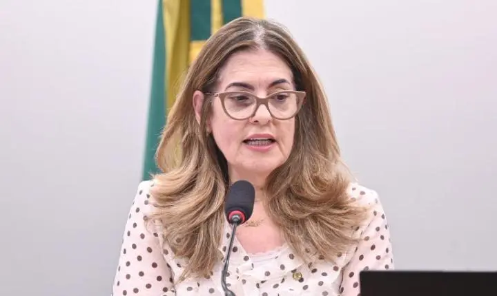 Comissão aprova regras para uniformes e veda vestimentas que violem a dignidade do empregado