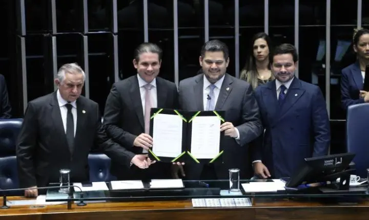 Congresso promulga emenda constitucional que permite a professor acumular outro cargo público