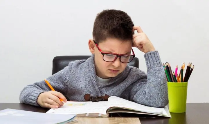 Dislexia infantil: conheça os sinais que pais e professores devem observar