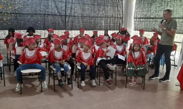 EMEB Prosperidade forma alunos do Infantil VI e 5º ano em Vargem Alta