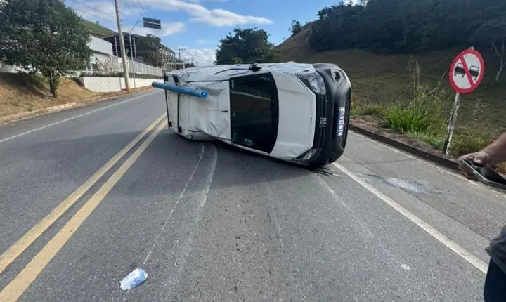 Fiorino capota duas vezes após colisão na rodovia entre Cachoeiro e Vargem Alta