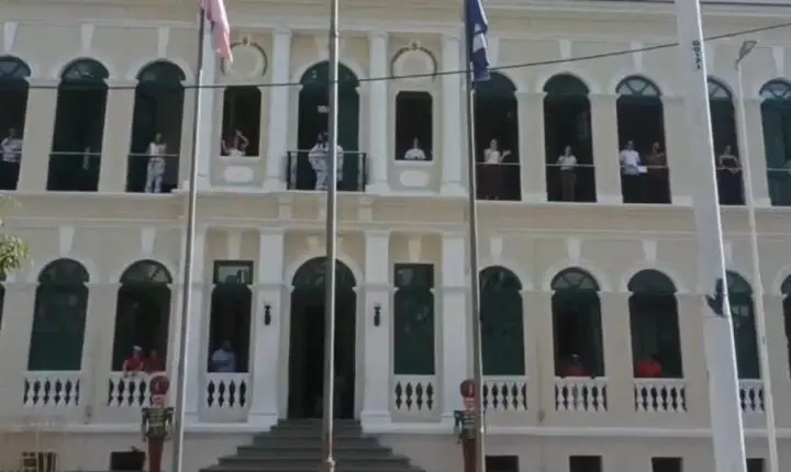 Flash mob natalino transforma o Palácio Bernardino Monteiro em palco de emoção e celebração em Cachoeiro