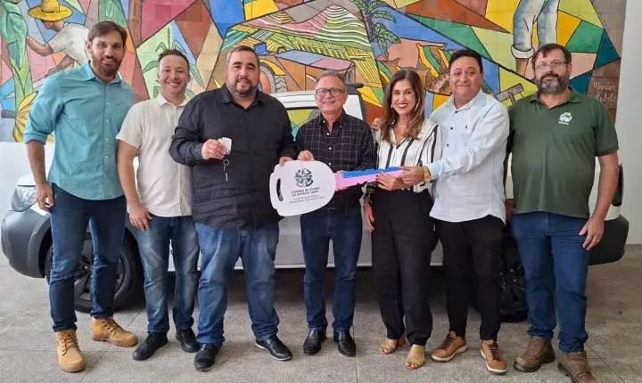 Governo do ES entrega veículo para reforçar agricultura em Guarapari