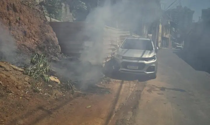 Incêndio em terreno baldio atinge veículo no bairro Sumaré, em Cachoeiro