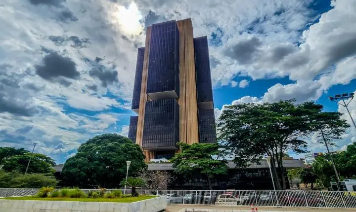 Juros pressionam a dívida mais que gastos públicos, dizem economistas