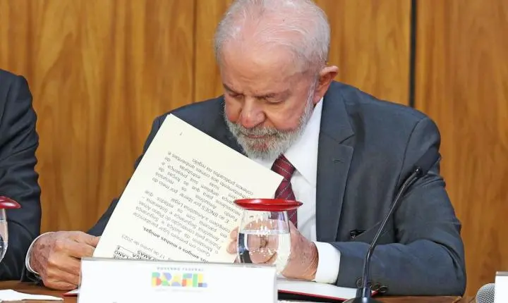 Lula veta lei que reconhece estágio como experiência profissional
