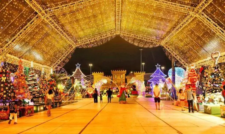 Luzes da Vila Natalina encantam visitantes em clima de confraternização em Vila Velha