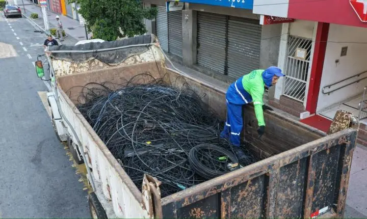 Mais de uma tonelada de fios é retirada de avenida comercial em Campo Grande