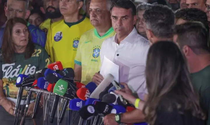 Moraes manda Flávio entregar passaporte e o proíbe de deixar o país 