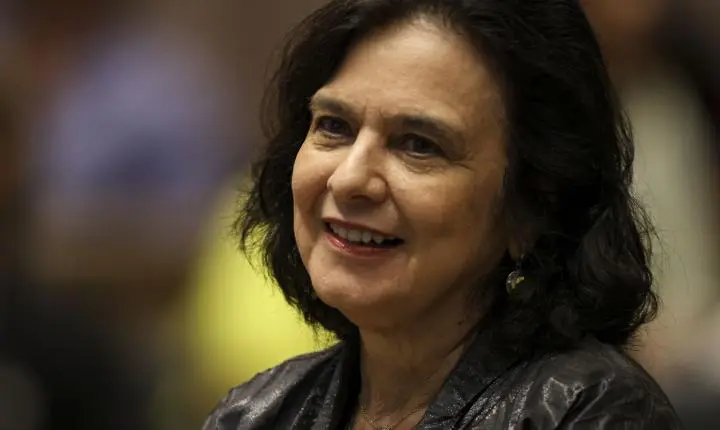 Nísia Trindade lança livro sobre bastidores da covid-19