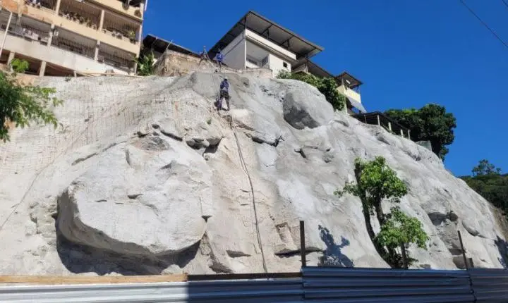 Obra em encosta avança e Prefeitura atua para reduzir riscos em área urbana de Cachoeiro
