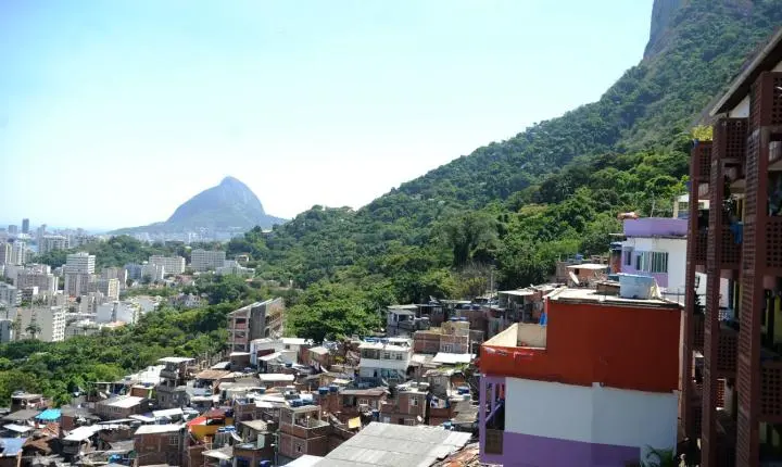 Operação na zona sul do Rio tem 6 presos e homem baleado em ônibus