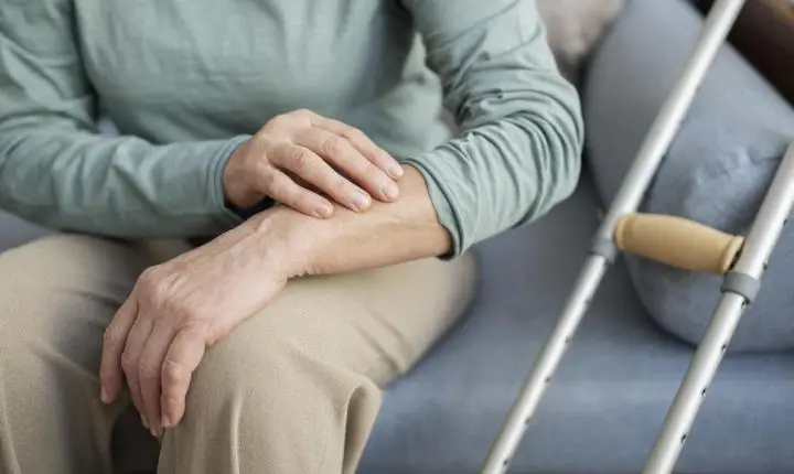 Parkinson vai além dos tremores e exige atenção a sinais silenciosos