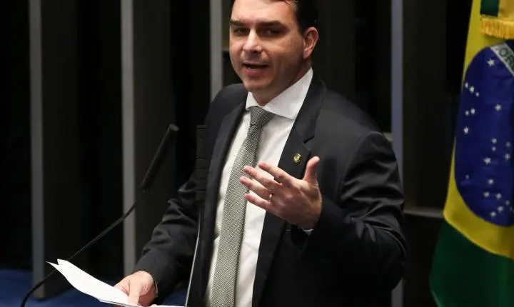 PGR pede que Flávio Bolsonaro seja ouvido por calúnia contra Lula