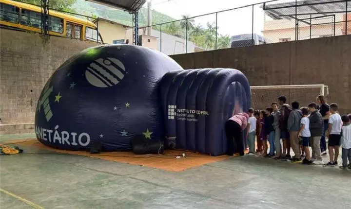 Planetário móvel do Ifes leva viagem pelo universo a estudantes de Alfredo Chaves