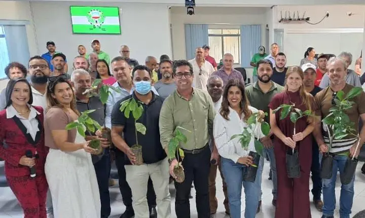 Produtores de Alto Rio Novo recebem 2,5 mil mudas para diversificar a produção rural