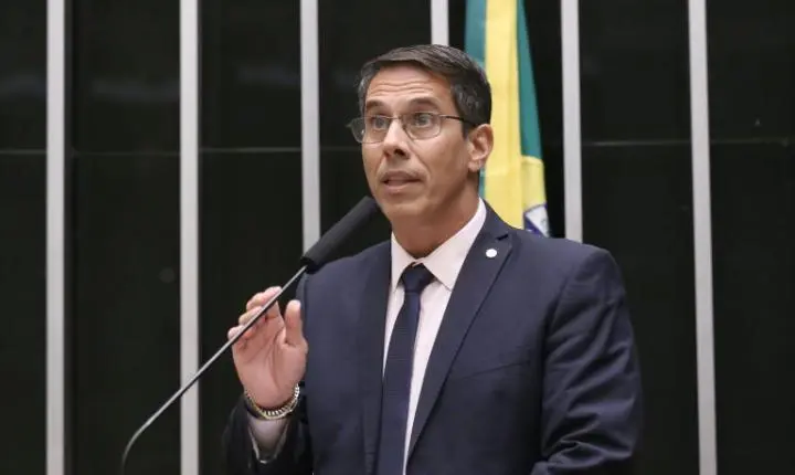 Projeto proíbe postos de gasolina de cobrarem preços diferentes para pagamentos em dinheiro ou Pix
