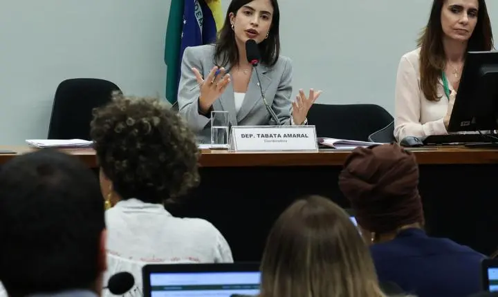 Proposta que criminaliza misoginia avança na Câmara dos Deputados