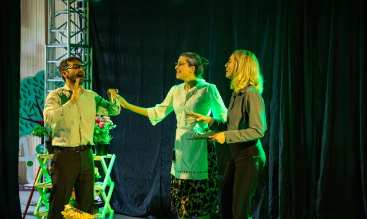 Serra leva teatro para escola e alerta estudantes e famílias sobre golpes digitais