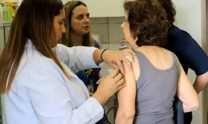 SUS amplia cobertura da vacina Pneumo 20 para maiores de 85 anos