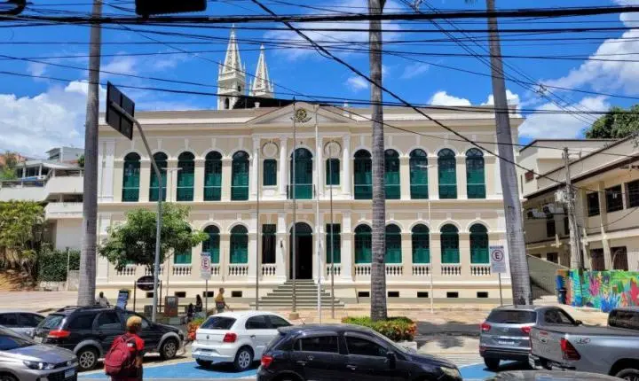 Tem um livro parado na estante? Biblioteca de Cachoeiro promove troca gratuita de obras