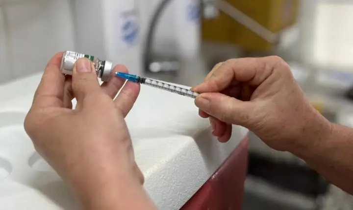 Vacinação em casa já protege mais de 1,2 mil pacientes acamados contra a gripe em Cariacica