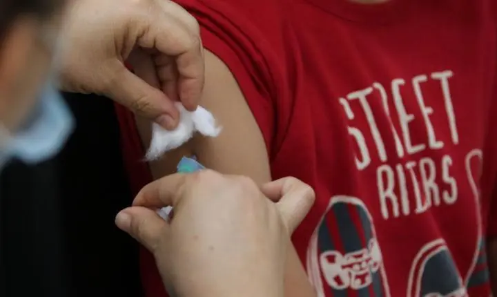 Vacinação nas escolas segue até dia 30 e meta é imunizar 27 milhões